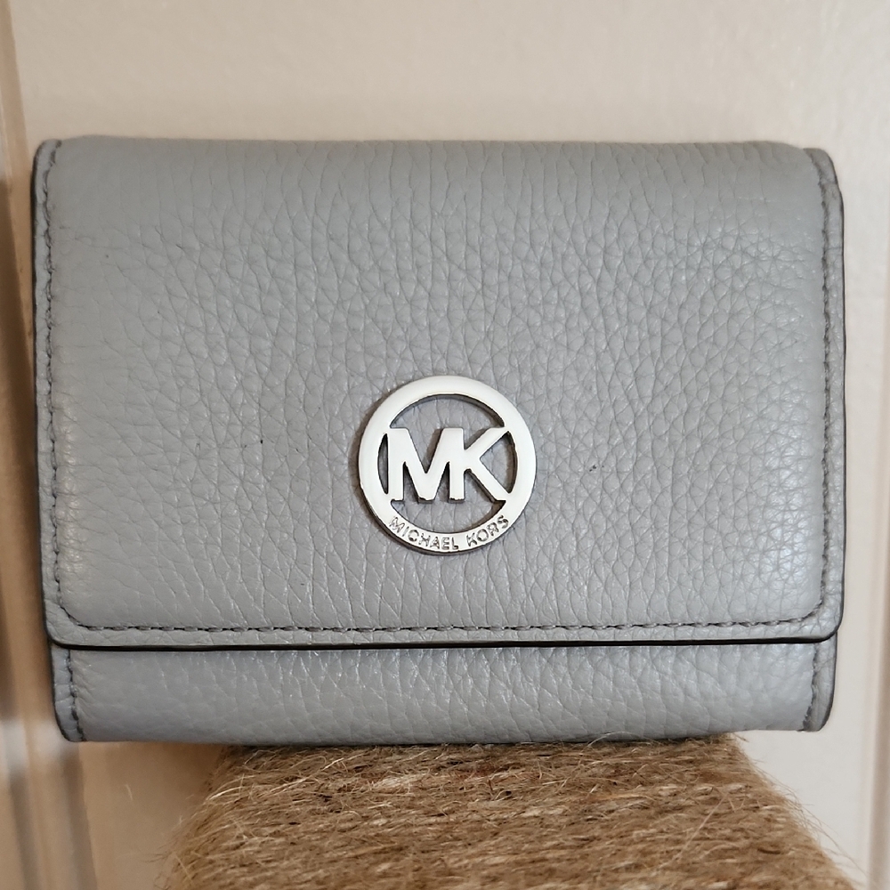 🖤Michael Kors NWOTGray Pebbled Leather Wallet